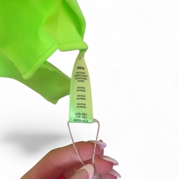 SKIMS ESSENTIAL LONG SLEEVE SCOOP NECK BODYSUIT | NEON GREEN / XXS/XS - Picture 4 of 6